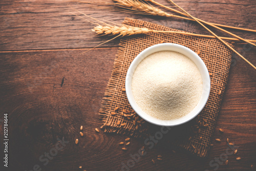 Foto Raw unprepared semolina flour also known as Rava powder in Hindi in bowl or spoon