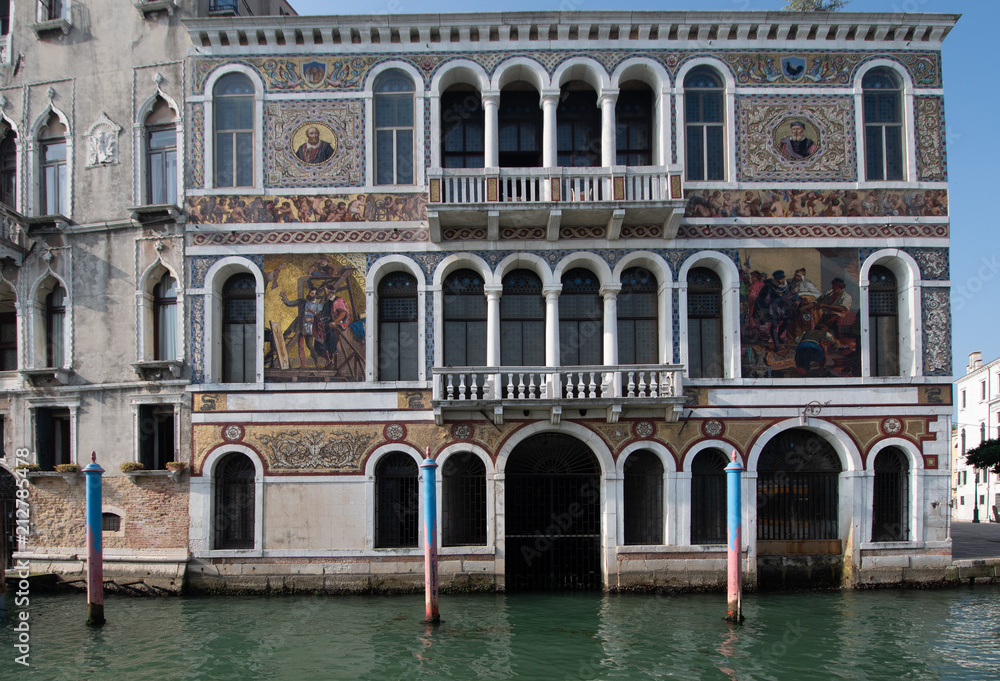 Ein schöner Palazzo in Venedig vom Canale Grande aus gesehen Ein schöner Palazzo in Venedig vom Canale Grande aus gesehen