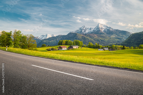 Obraz na płótnie Empty asphalt country road with mountain scenery in summer w salonie