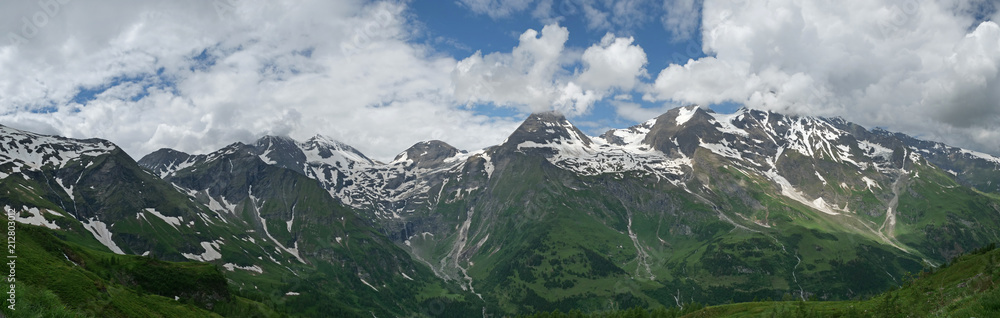 Glocknerblick im Hochgebirge mit blauem Himmel und Wolken als Panoramafoto im Nationalpark Hohe Tauern