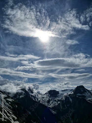 Hochformat: Hochgebirge an der Großglockner Hochalpenstraße mit blauem Himmel,dramatischen Wolken und Sonne © Holger T.K.