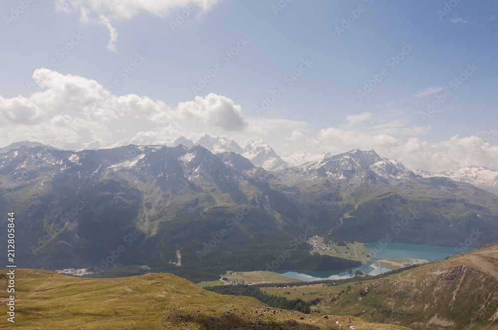 Obraz premium St. Moritz, Surlej, Piz Albana, Corvatsch, Piz Murtèl, Silvaplanersee, Seenplatte, Alpen, Oberengadin, Graubünden, Sommer, Schweiz