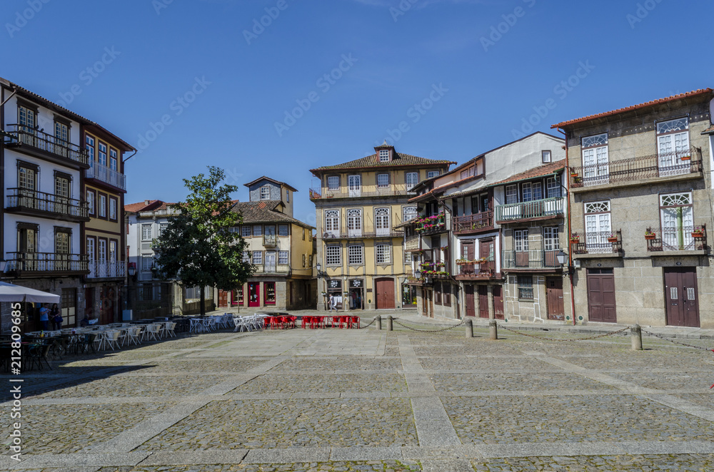Plaza de Santiago  en el centro histórico de Guimaraes, Portugal.
