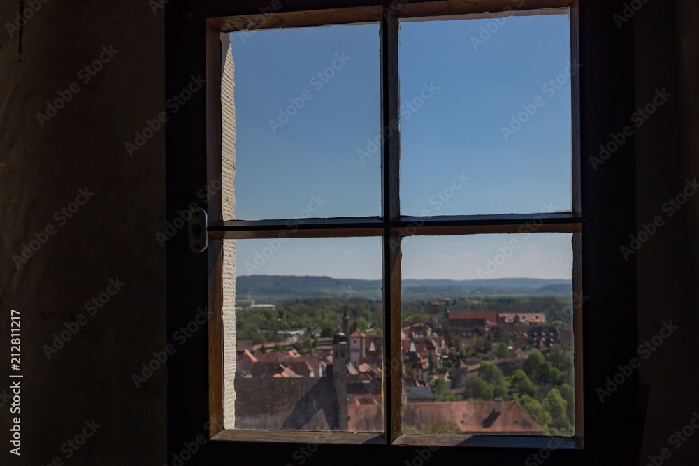 Φωτογραφία Aerial view of historic cityscape, Rothenburg ob der Tauber, thru a tower window