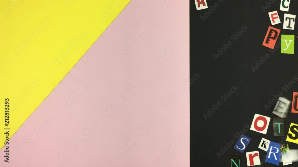 Letras recortadas se mueven por el viento, sobre fondo de colores.