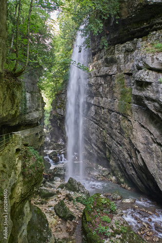 schlucht mit Wasserfall