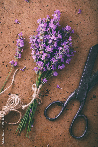 Fototapeta Naklejka Na Ścianę i Meble -  Lavender with old metal scissors and twine umbrella, top view
