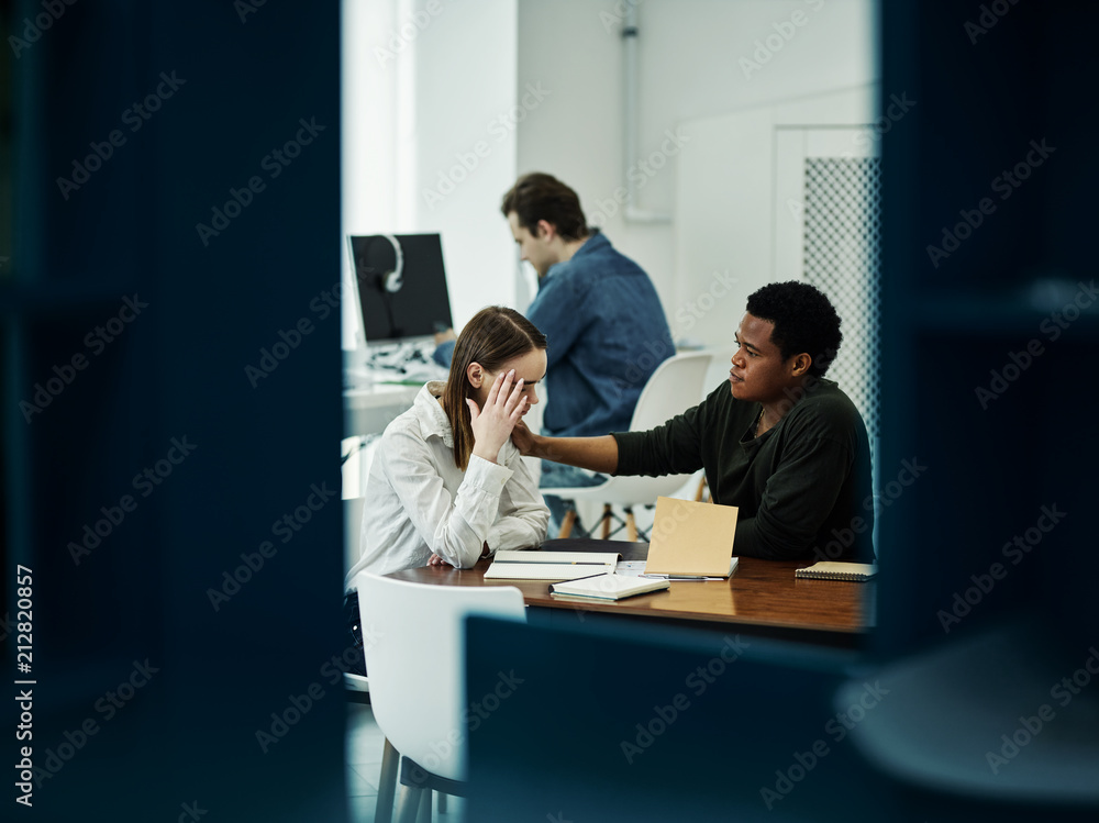 Obraz premium Multiracial students sitting in library