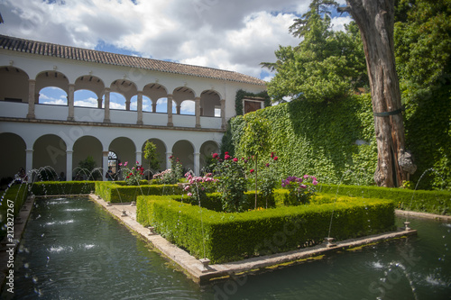 Hermosos jardines del Generalife en la Alhambra, Granada, Andalucía