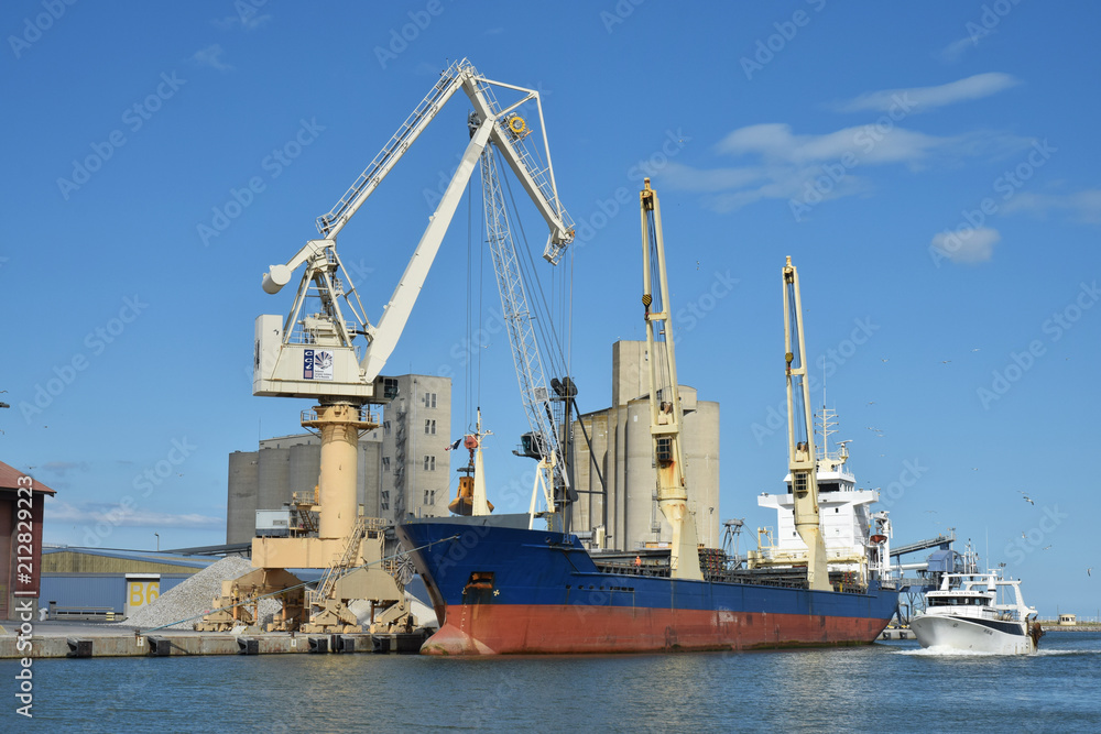 Les grues du port de commerce de Port-la-Nouvelle, Aude, Languedoc, Occitanie, déchargent un bateau.