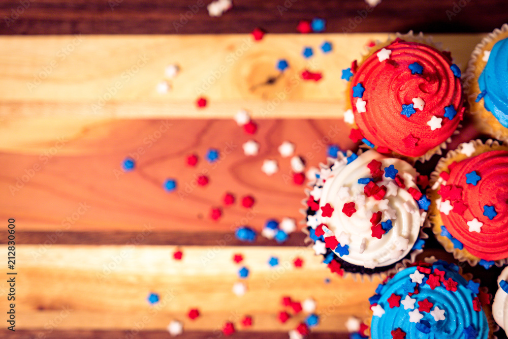 Obraz premium Colorful 4th of July cupcakes with star sprinkles on board