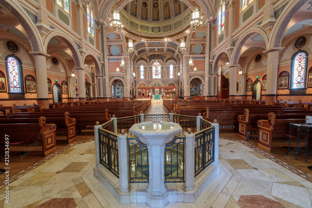 Obraz premium Nave of Cathedral of the Blessed Sacrament. Cathedral of the Blessed Sacrament in Sacramento is a cathedral of the Roman Catholic Church in the United States.