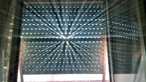 Luce solare che passa attraverso la 