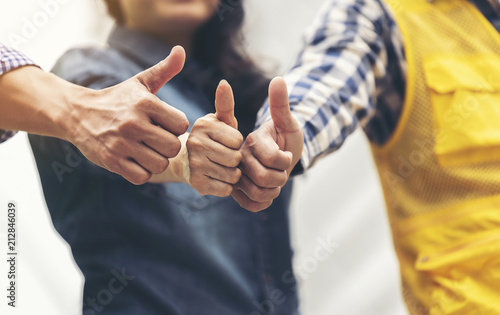 Foto The team of architects and engineers received a thumbs-up and compliments from the successful boss at work