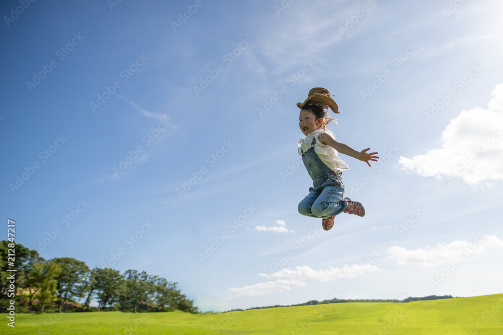 大空に向かってジャンプする女の子 大空に向かってジャンプする女の子