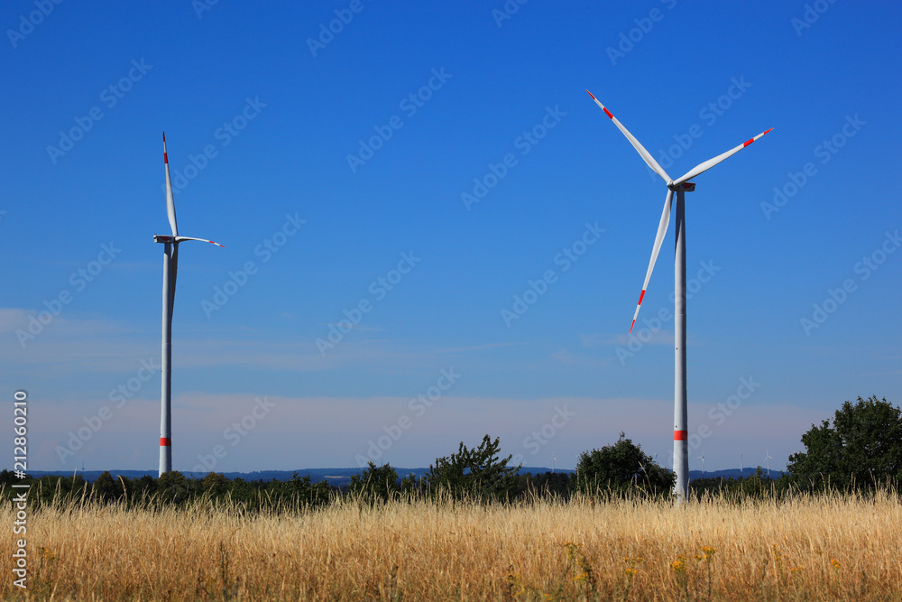 Windgeneratoren in der Landschaft, Bayern, Deutschland Windgeneratoren in der Landschaft, Bayern, Deutschland