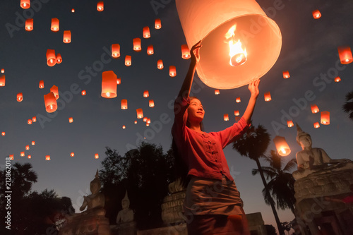 Vászonkép Women release Khom Loi, the sky lanterns during Yi Peng or Loi Krathong festival in Chiang Mai, Thailand