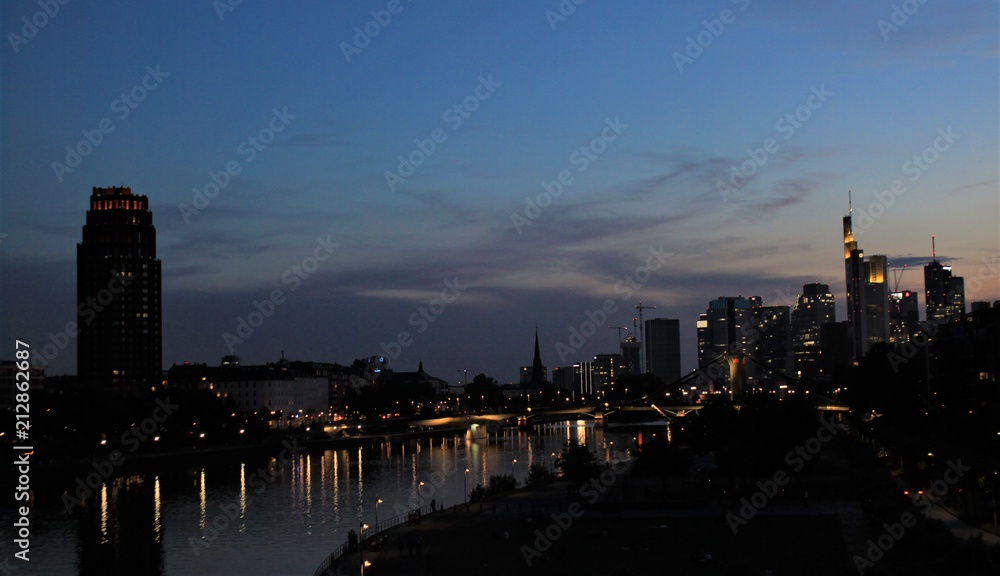 Frankfurt bei Nacht; Blick von Osten auf Main und Skyline