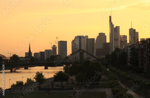 Abendliche Silhouette von Mainhattan; Blick von Osten auf Frankfurt