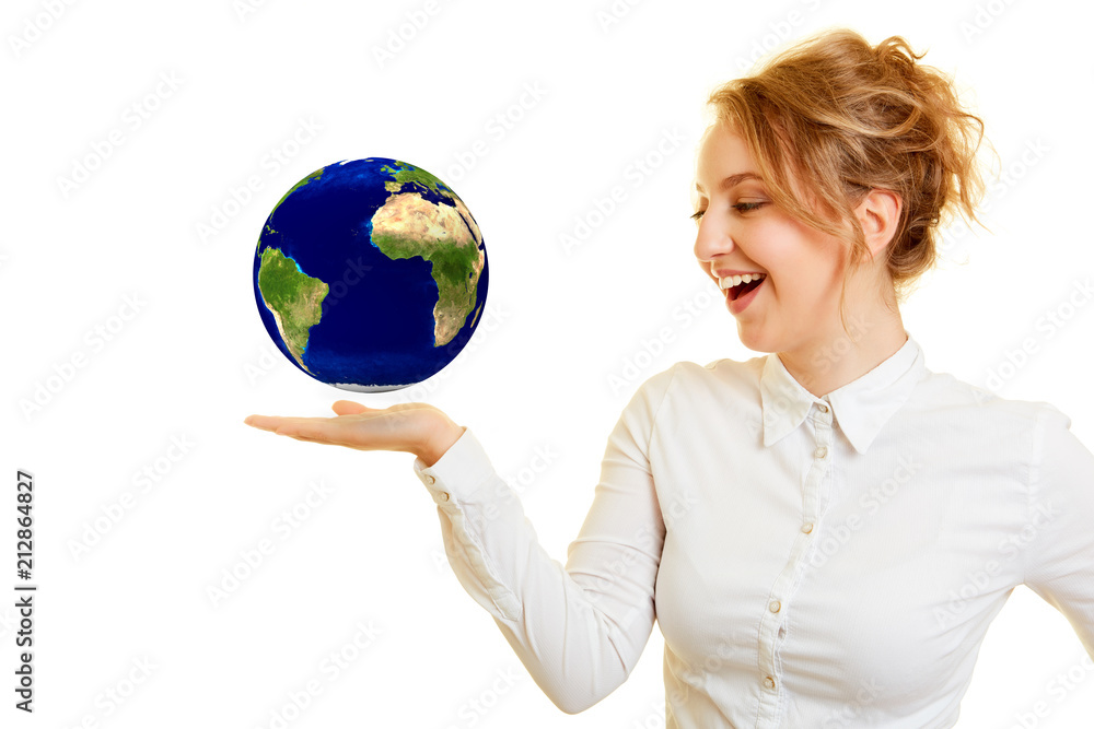 Frau mit schwebender Weltkugel auf Handfläche Frau mit schwebender Weltkugel auf Handfläche