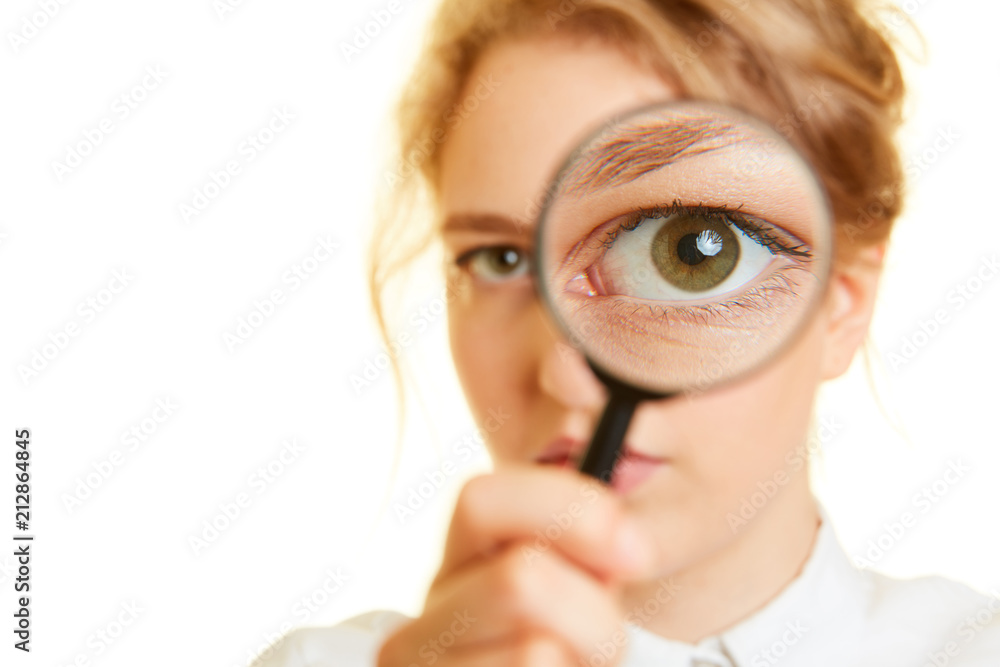 Frau schaut mit Auge durch Lupe als Kontrolle Konzept Frau schaut mit Auge durch Lupe als Kontrolle Konzept