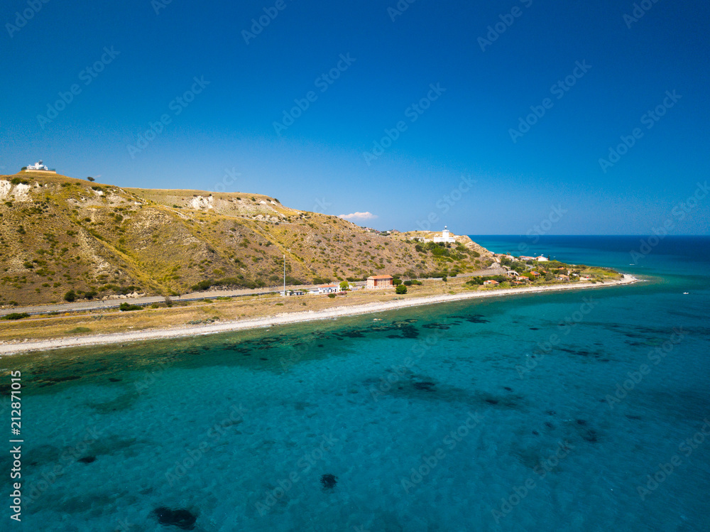 Vista aerea di capo Spartivento a Spropoli in Calabria con la meravigliosa costa e il mare blu