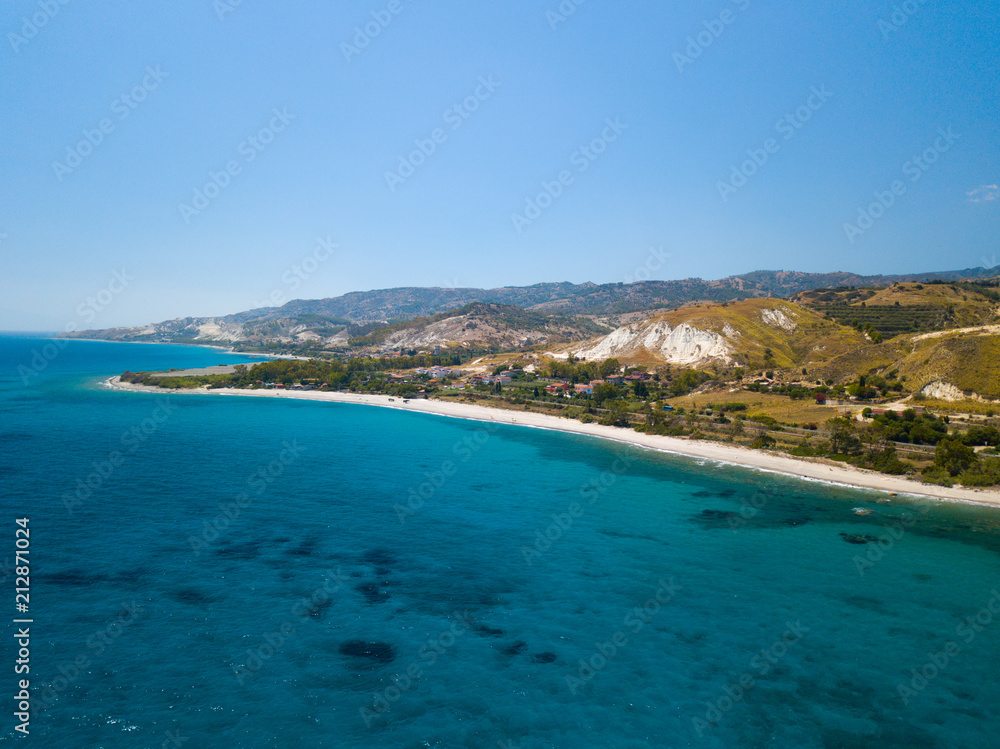 Vista aerea di capo Spartivento a Spropoli in Calabria con la meravigliosa costa e il mare blu