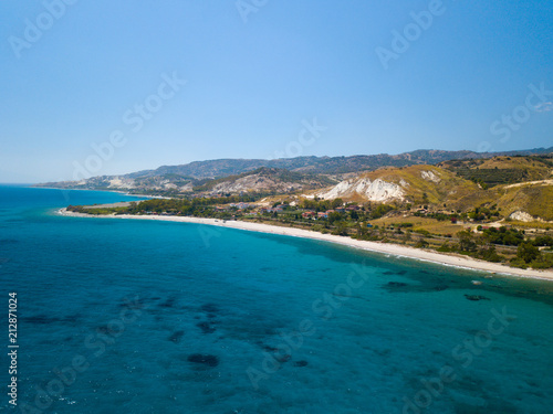 Vista aerea di capo Spartivento a Spropoli in Calabria con la meravigliosa costa e il mare blu © Polonio Video