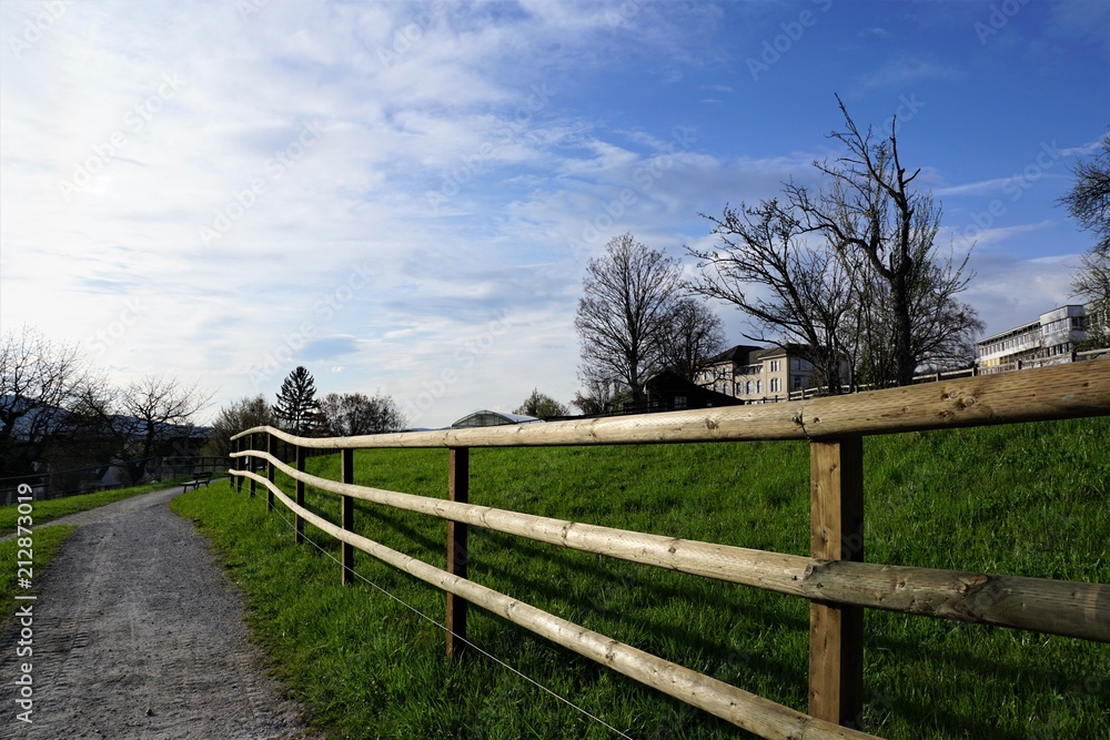 Landschaft in Zollikon im Kanton Zürich in der schweiz in der nähe von Epilepsie Krankenhaus im Frühling 