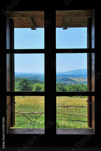 Fototapeta krajobraz przyrody z widokiem przez okno z drewnianą ramą