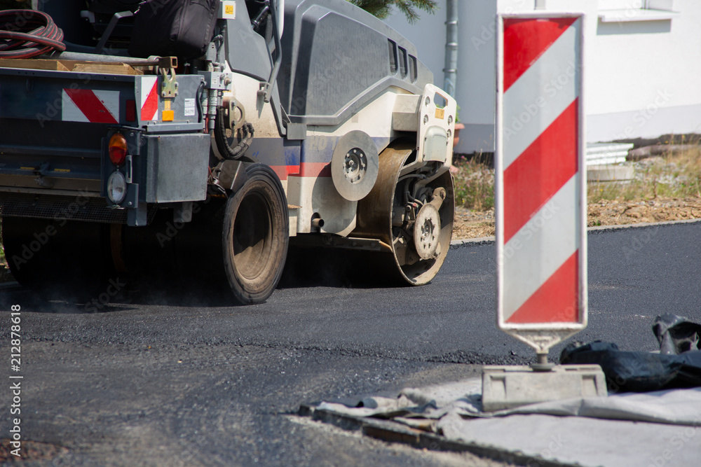 Fototapeta premium Baustelle: Warnbarke und Straßenwalze