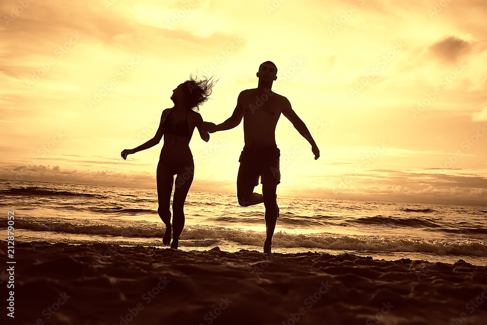 silhouette in love sunset sea / newlyweds in honeymoon at sea, vacation luck summer sea beach, silhouette couple at sunset - obrazy, fototapety, plakaty 