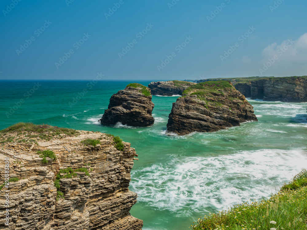 Naklejka premium Widok na Playa de las Catedrales w lipcowy słoneczny dzień