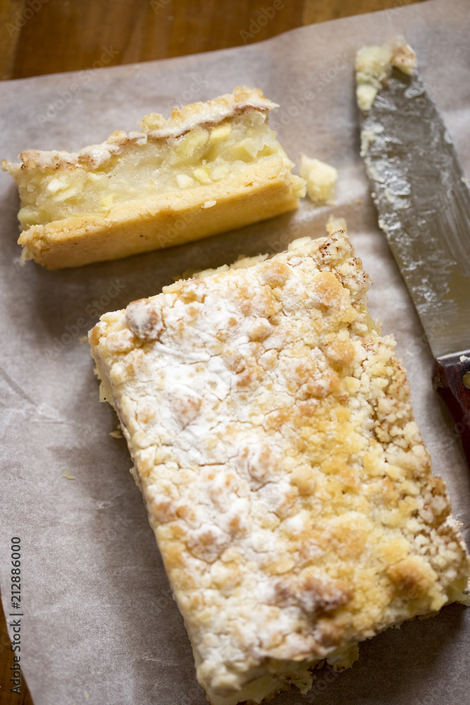 Apple cake with crumble 