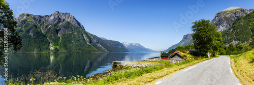 Straße am Fjord