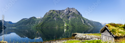 Alte hütte am Fjord