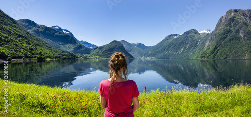 Frau blickt auf Fjord