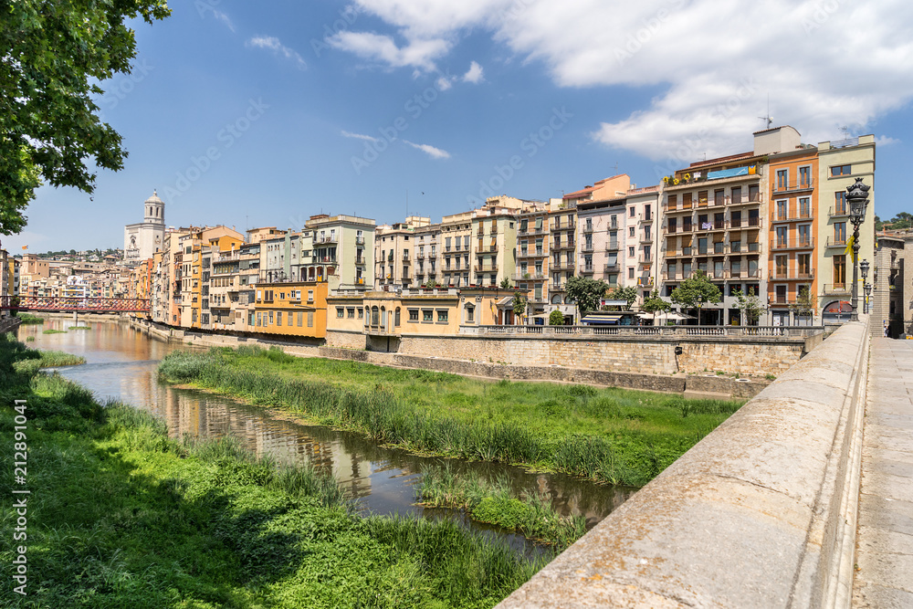 Obraz premium Looking across the Onyar River to Girona in Catalonia Spain