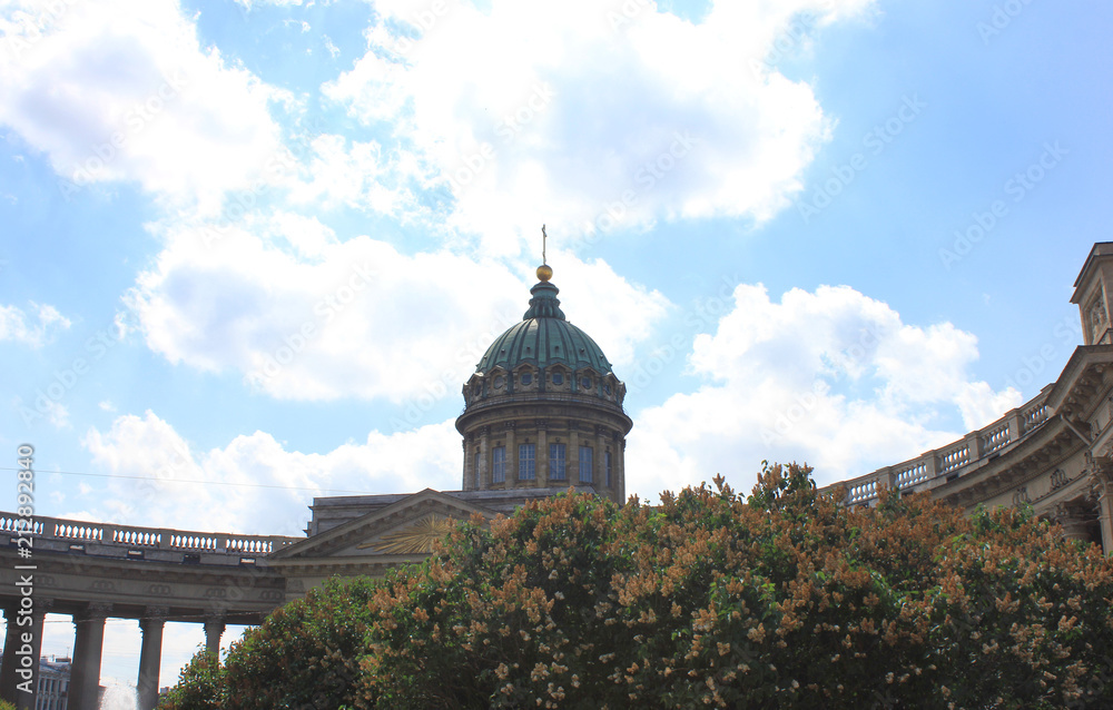 Obraz premium Kazan Cathedral Summer View in Saint Petersburg, Russia. Christian Orthodox Cathedral and Museum, Old City Landmark Facade Close Up. Kazan Cathedral on Sunny Day with Clouds on Blue Sky Background