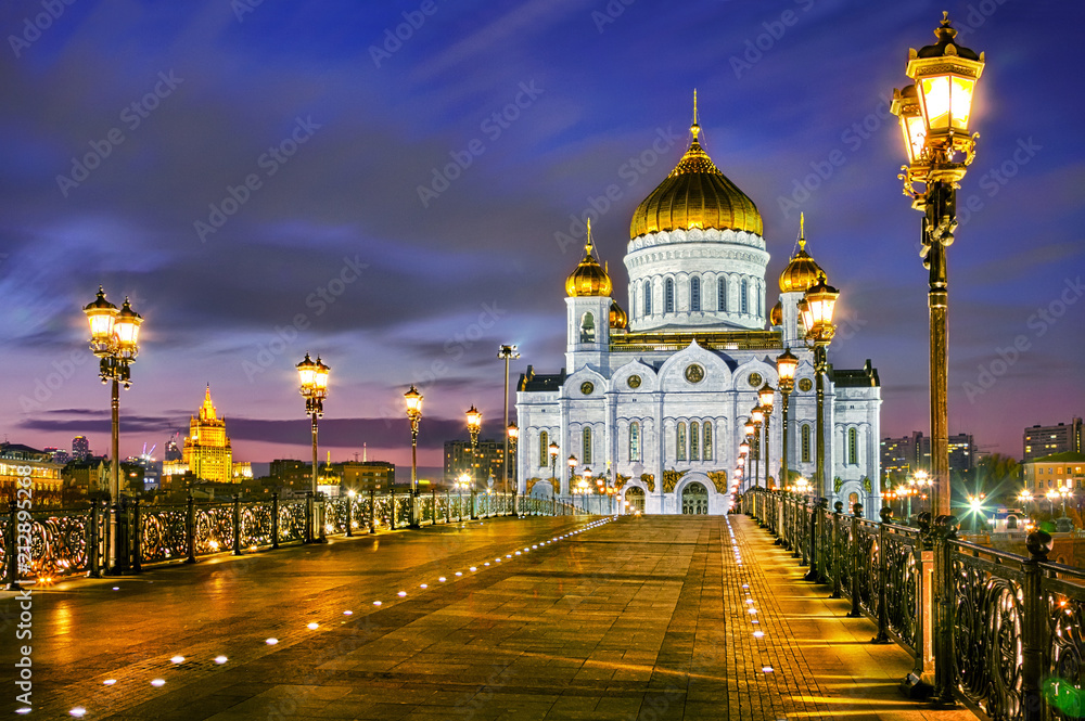 Храм Христа Спасителя в вечерней подсветке Москвы The main Church of Moscow