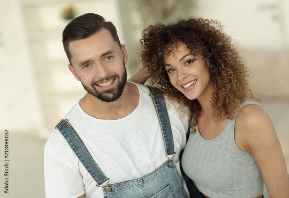 Obraz premium Happy young people standing in a new house