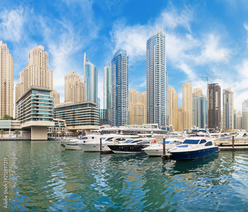Dubai - The promenade of Marina.