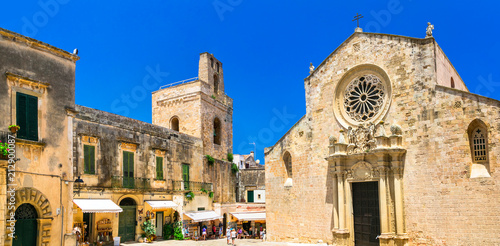 Foto Medieval Cathedral of Santa Maria Annunziata in Otranto Old Town with Gothic Ros