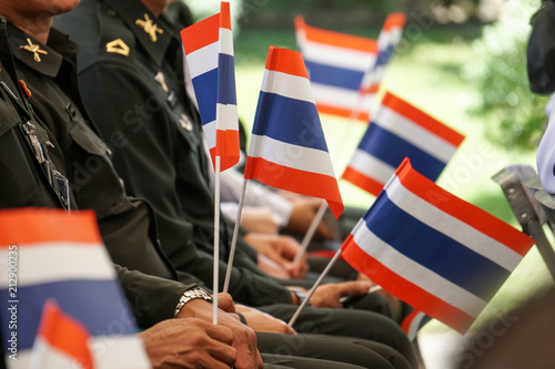 Foto thai soldiers army in green uniform sit and hold thailand flag