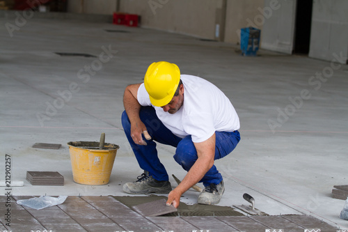 Obraz na płótnie bricklayer at work in building site w salonie