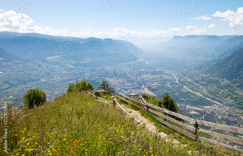 Fototapeta Naklejka Na Ścianę i Meble -  Wanderweg in Südtirol, Italien
