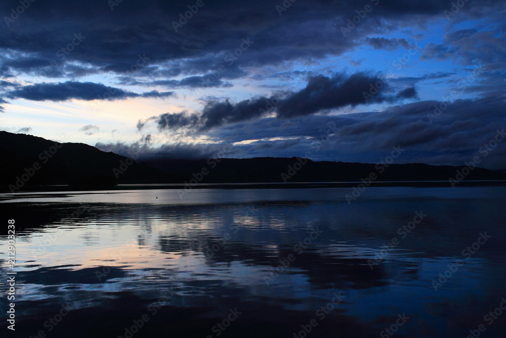 Fototapeta premium 水面の揺らぎ