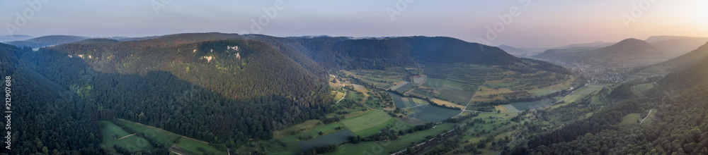 Panorama eines Tales an der Schwäbischen Alb - Luftaufnahme
