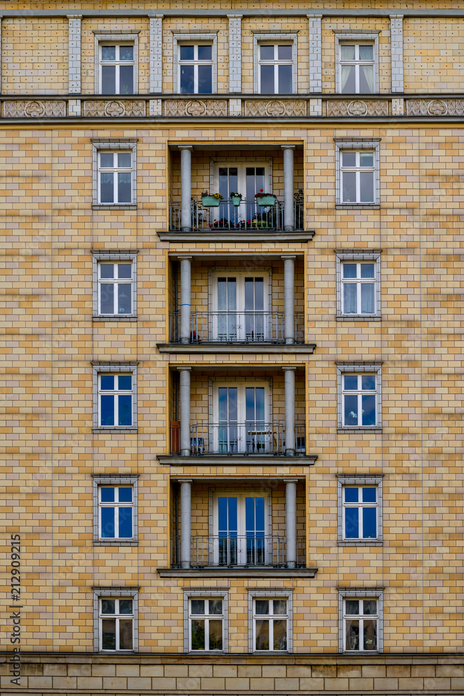 Neoklassizistische Stilelemente an der Fassade eines denkmalgeschützten Wohn- und Geschäftshauses in der Berliner Karl-Marx-Allee 106 (ehemals Stalinallee Block E-Süd)