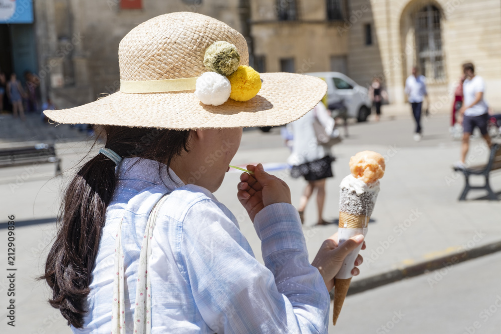 Ragazza Asiatica a passeggio con cono gelato 